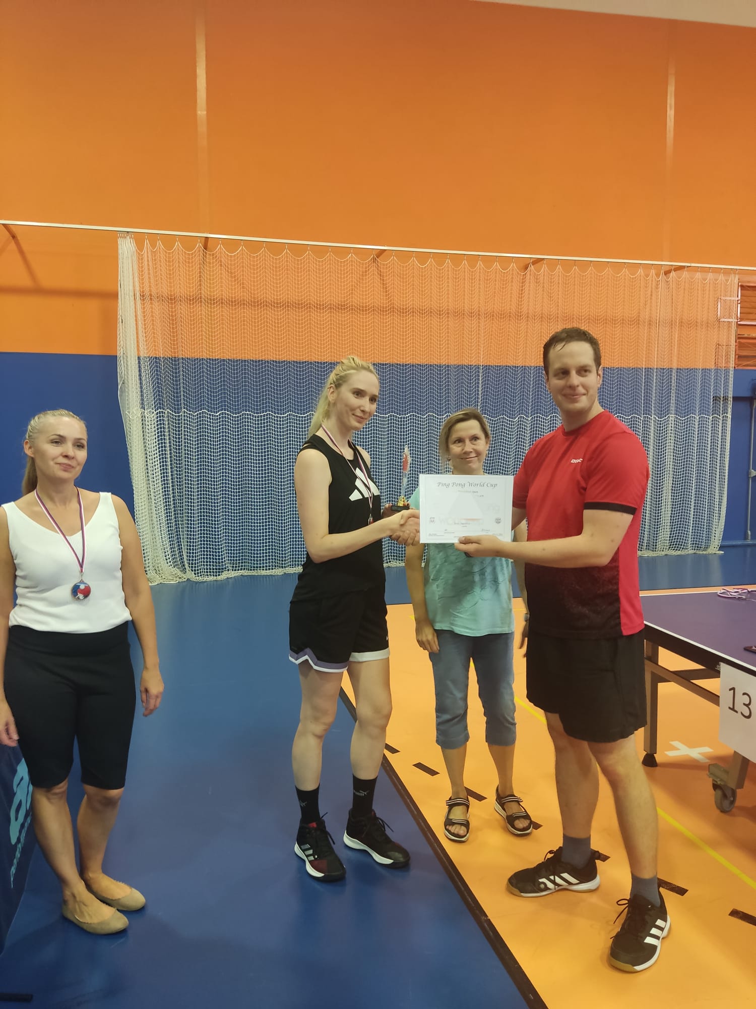 Ivana Kortová - předání certifikátu do Mexika.